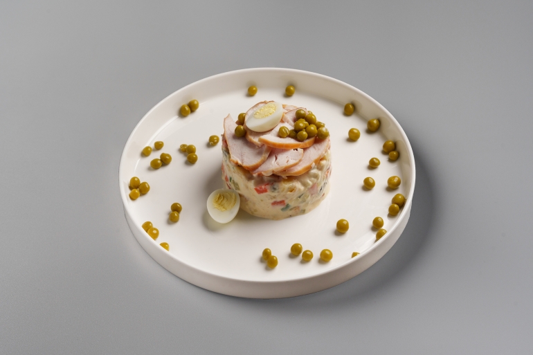 Фото Оливье с копченой курицей