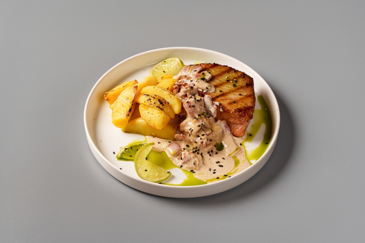 Фото Стейк из тунца с картофелем под сливочным соусом