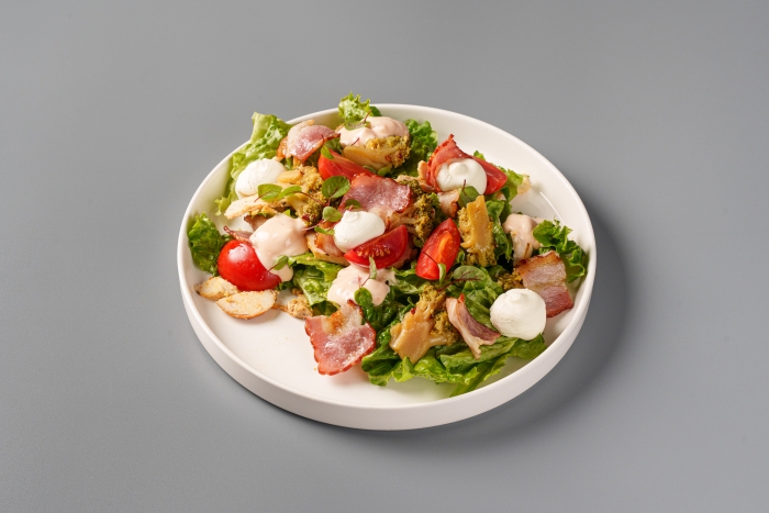 Фото Салат с курицей и беконом под сливочный чили