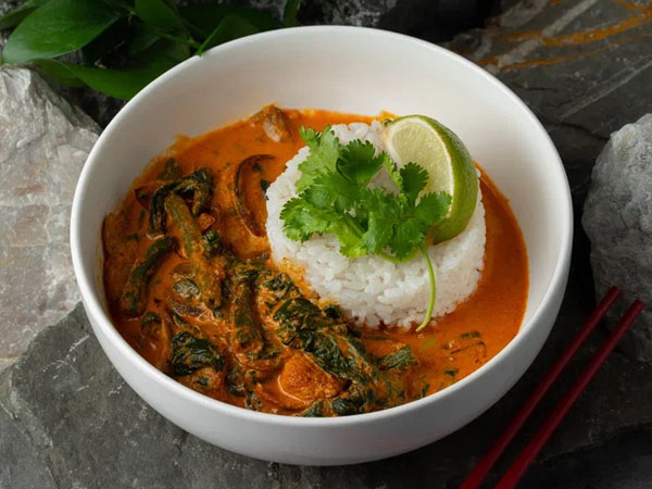 Фото Тайский карри с креветками, овощами  и рисом