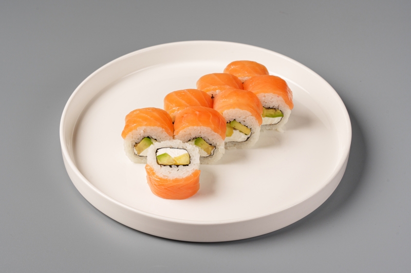 Фото Ролл с форелью, манго и авокадо