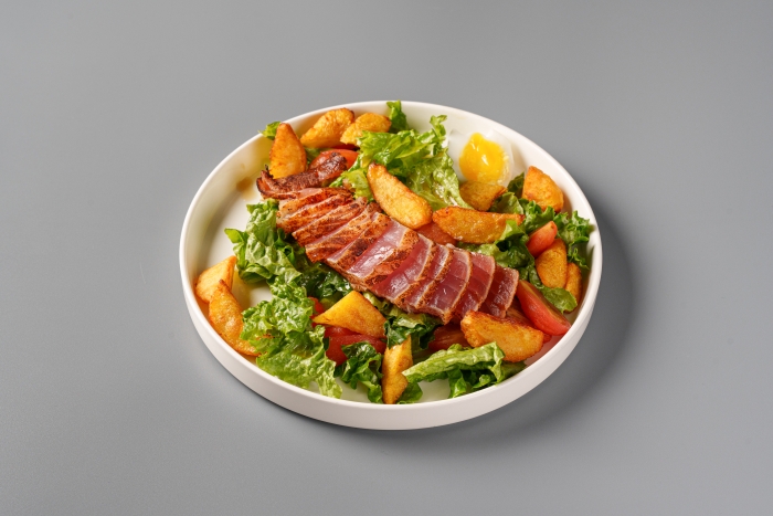 Фото Салат с опалённым тунцом, томатами и картофелем с заправкой ханимасу