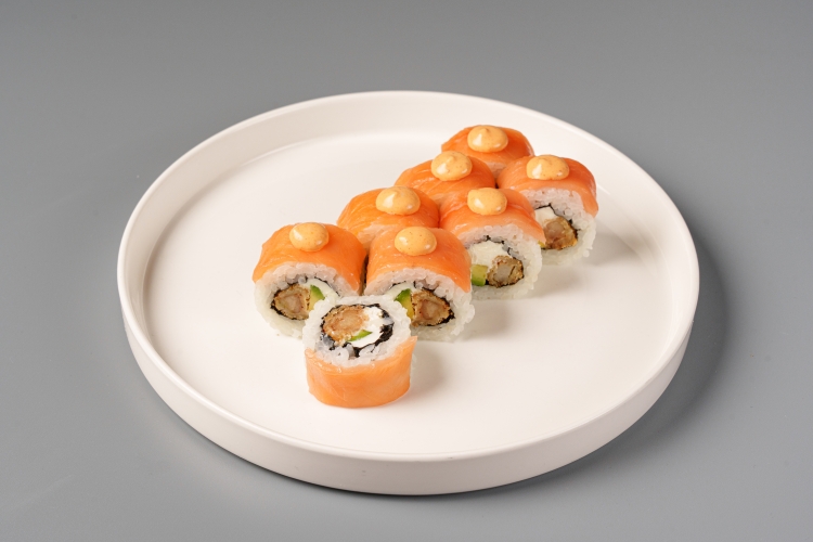 Фото Ролл с форелью, хрустящей креветкой и авокадо под соусом спайси