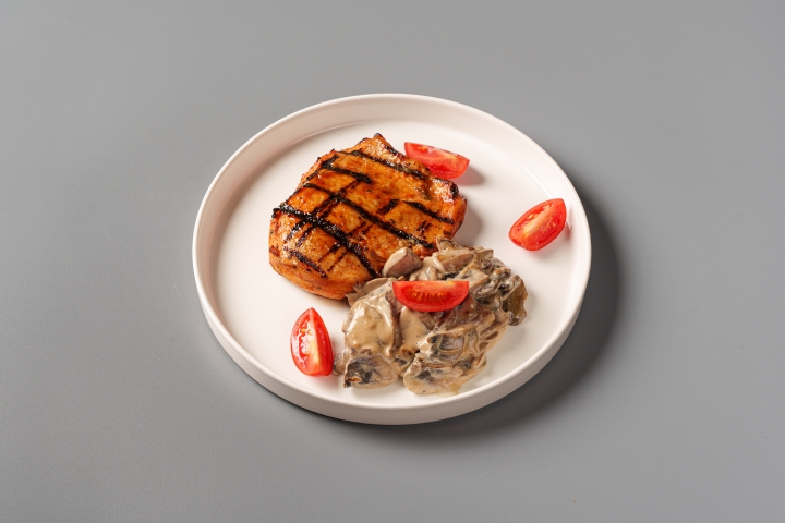 Фото Стейк из куриной грудки с грибами