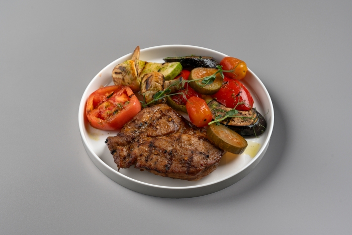 Фото Стейк из свиной шеи с томатами ким-чи и огурчиками