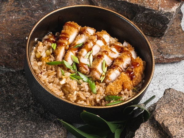 Фото Курица кацу в сухарях с рисом и овощами
