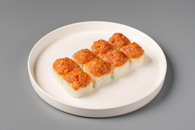 Фото Ролл с тунцом, авокадо и соусом спайси