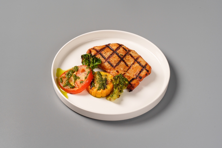 Фото Стейк из куриной грудки с томатами, брокколи и кукурузой