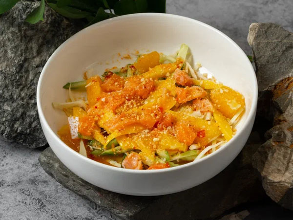 Фото Вьетнамский салат Ном с манго и форелью