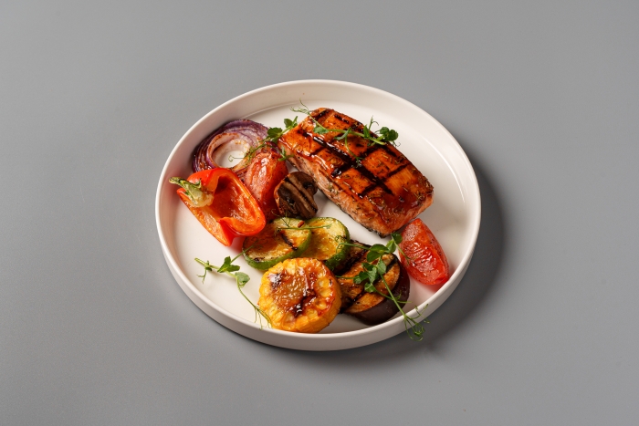 Фото Стейк из форели с овощами гриль